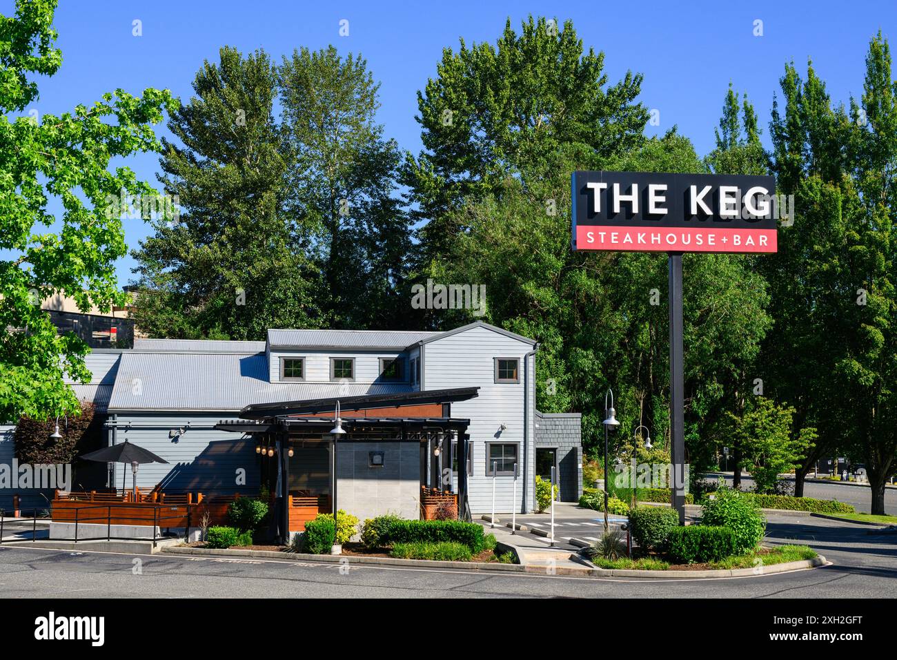 Lynnwood, WA, USA - 7. Juli 2024; The Keg Steakhouse and Bar Restaurant mit Schildern mit grünen Bäumen Stockfoto
