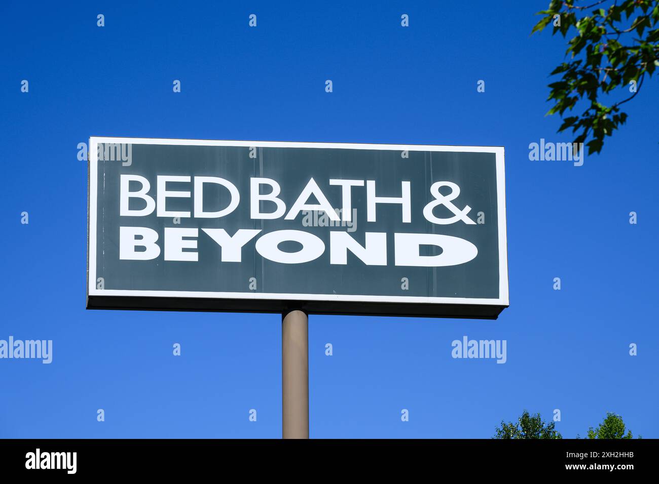 Lynnwood, WA, USA - 7. Juli 2024; Wegweiser mit Schild für Bed Bath & Beyond Business isoliert am blauen Himmel Stockfoto