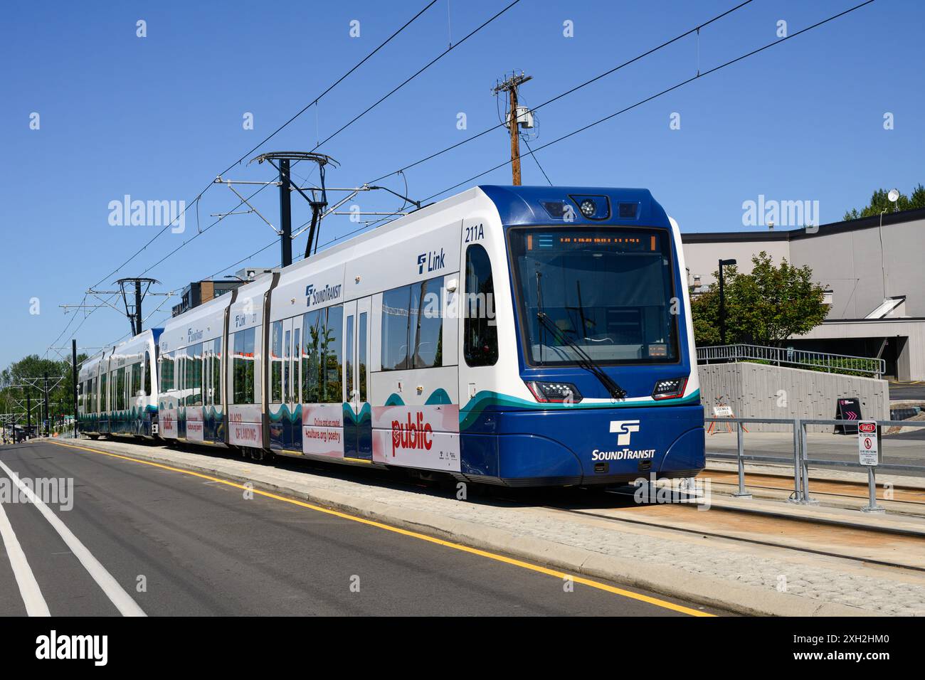 Bellevue, WA, USA - 7. Juli 2024; Sound Transit Link Light Rail Zug in BelRed Gegend von Bellevue auf 2 Linien Stockfoto