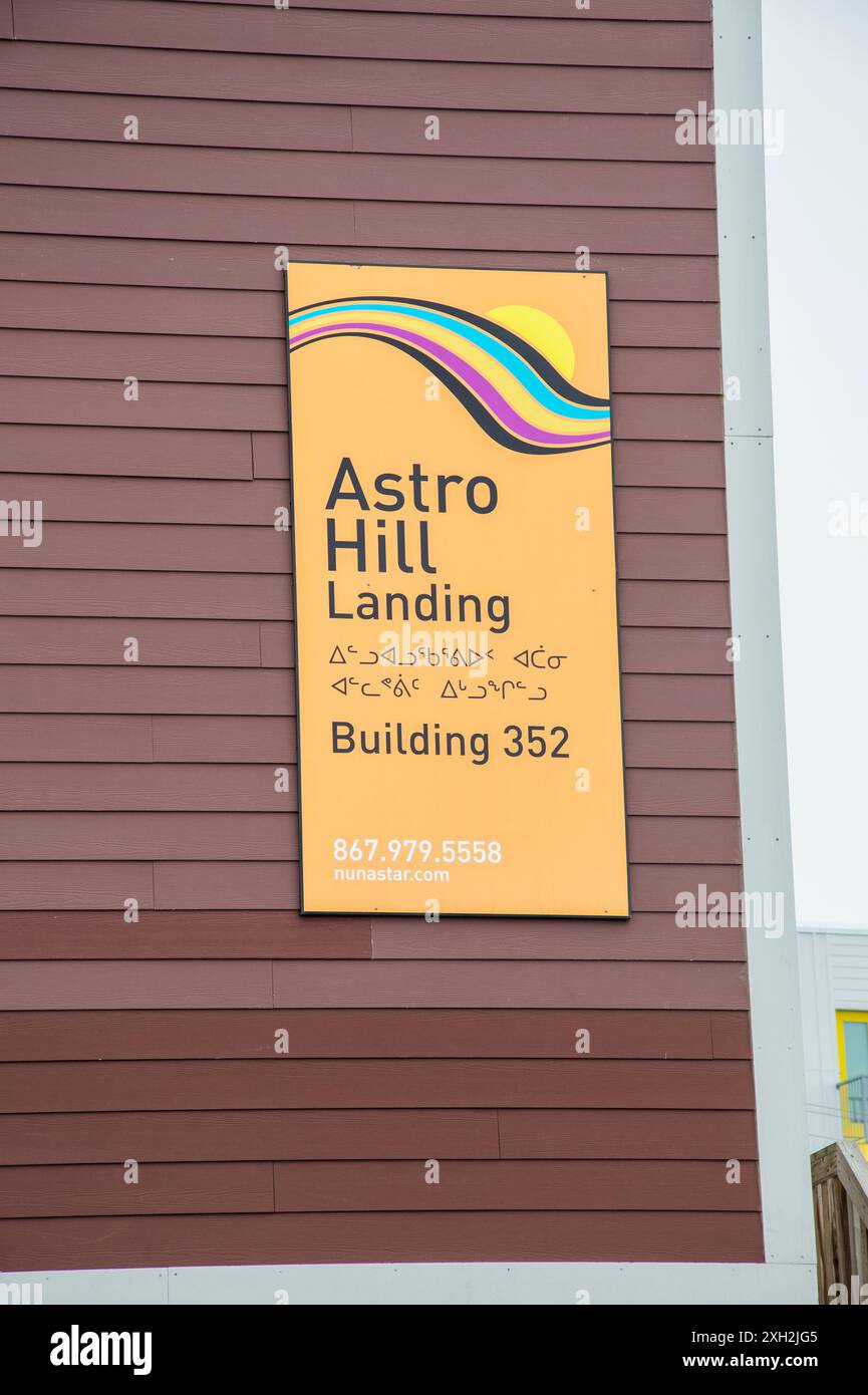 Zweisprachiges Astro Hill Landing-Schild auf Englisch und Inuktitut auf der Astro Hill Terrace in Iqaluit, Nunavut, Kanada Stockfoto