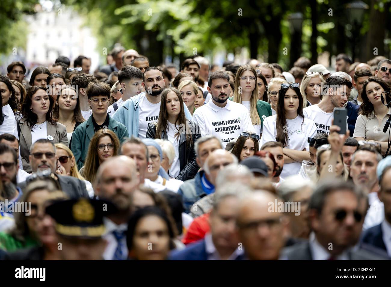 DIE HAAG - Interessenten während der 29. Nationalen Gedenkfeier von Srebrenica am lange Voorhout. Der Völkermord von 1995 in Srebrenica gilt als das schlimmste Kriegsverbrechen in Europa nach dem Zweiten Weltkrieg. ANP ROBIN VAN LONKHUIJSEN niederlande aus - belgien aus Stockfoto