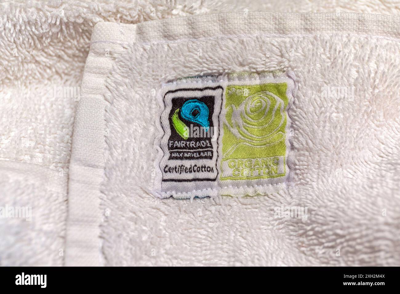 Cannes, Frankreich - 31. Januar 2018: Fair Trade-zertifiziertes Schild und Abzeichen aus Bio-Baumwolle bei White Frottee Handtuch. Stockfoto