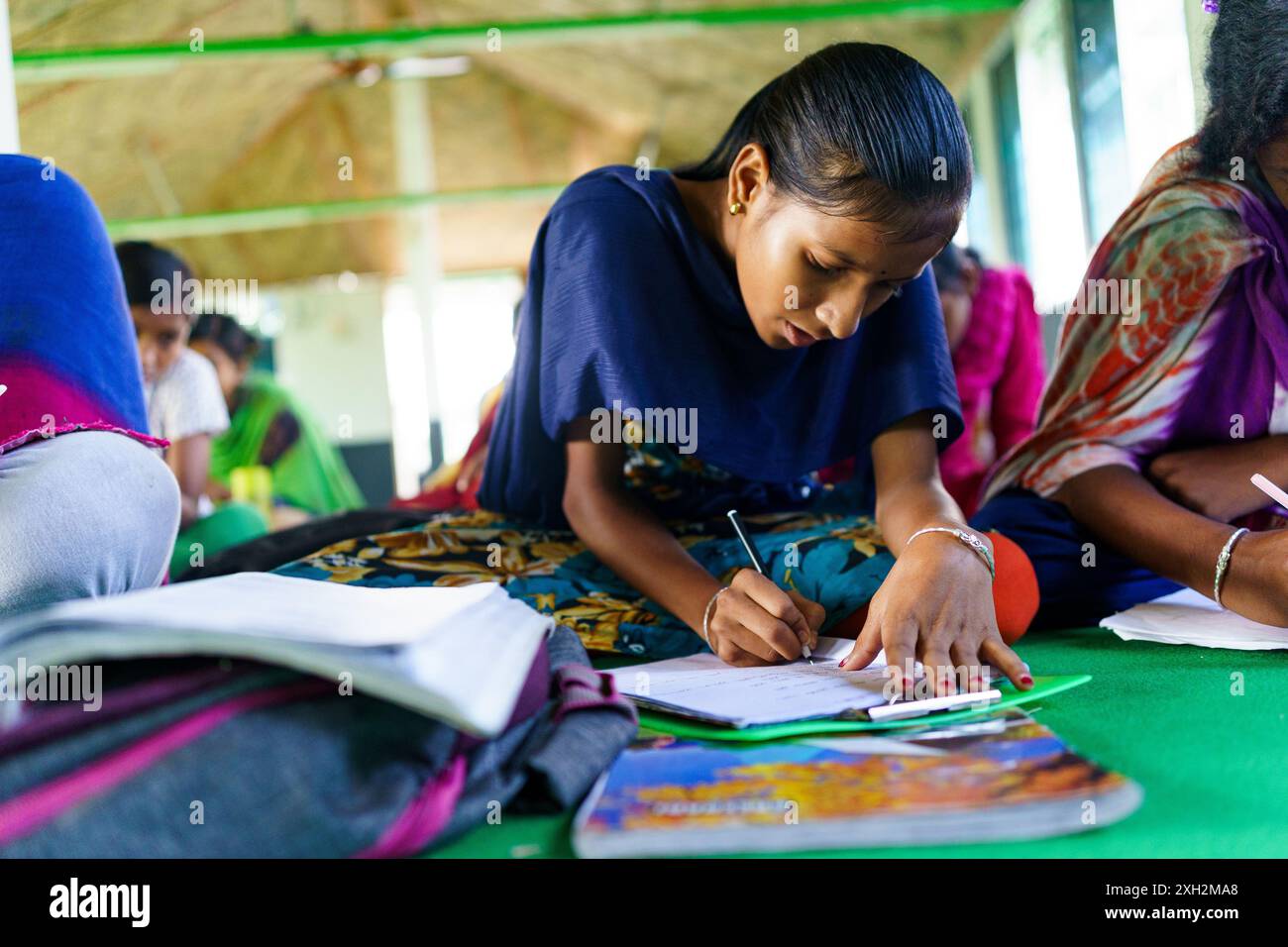 Sundarbans, Indien - 2. November 2023: indische Schulmädchen besuchen eine Klasse an einer Mädchenschule im ländlichen Indien. Erziehungsbegriff und Emanzipation Stockfoto