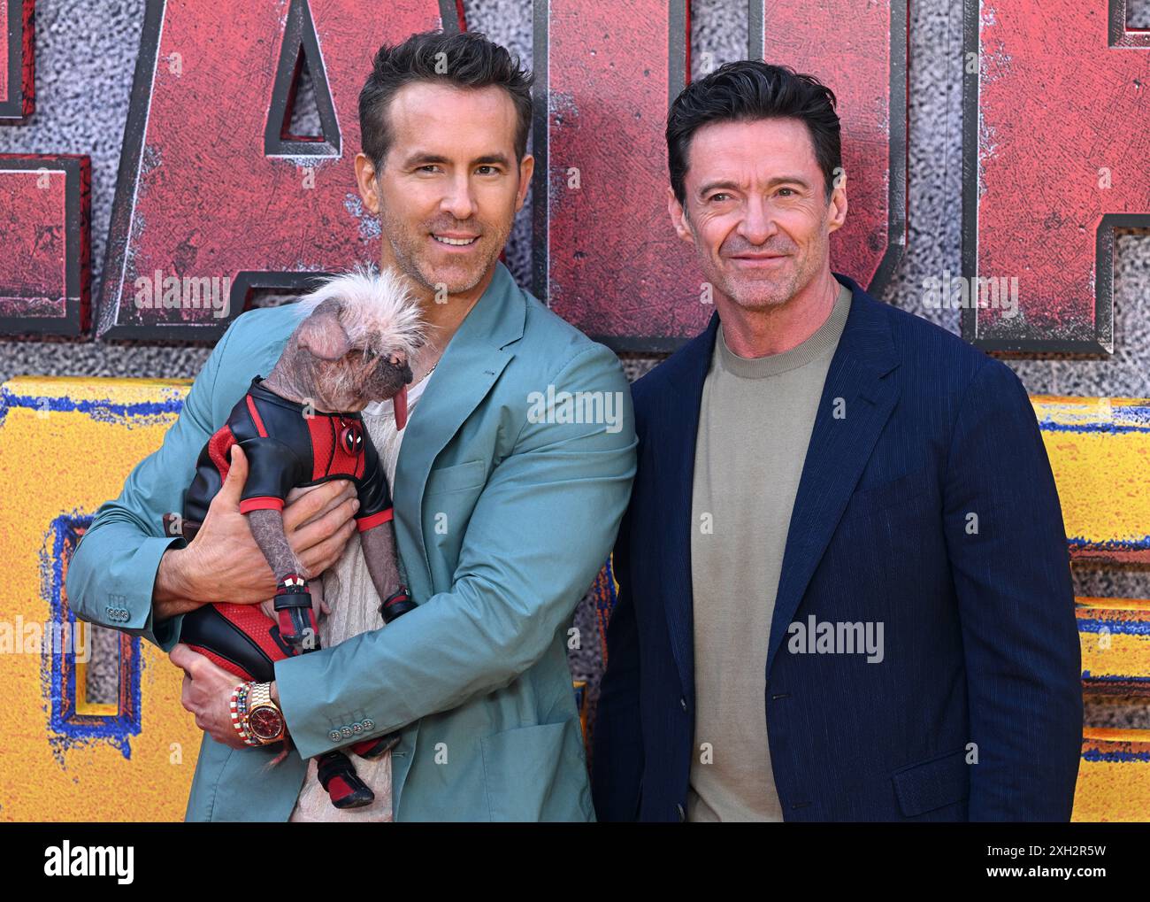 London, Großbritannien. Juli 2024. Hugh Jackman, Ryan Reynolds und Peggy aka Dogpool kommen beim Deadpool & Wolverine UK Sneak Peek Event, Hammersmith Eventim Apollo an. Quelle: Doug Peters/EMPICS/Alamy Live News Stockfoto