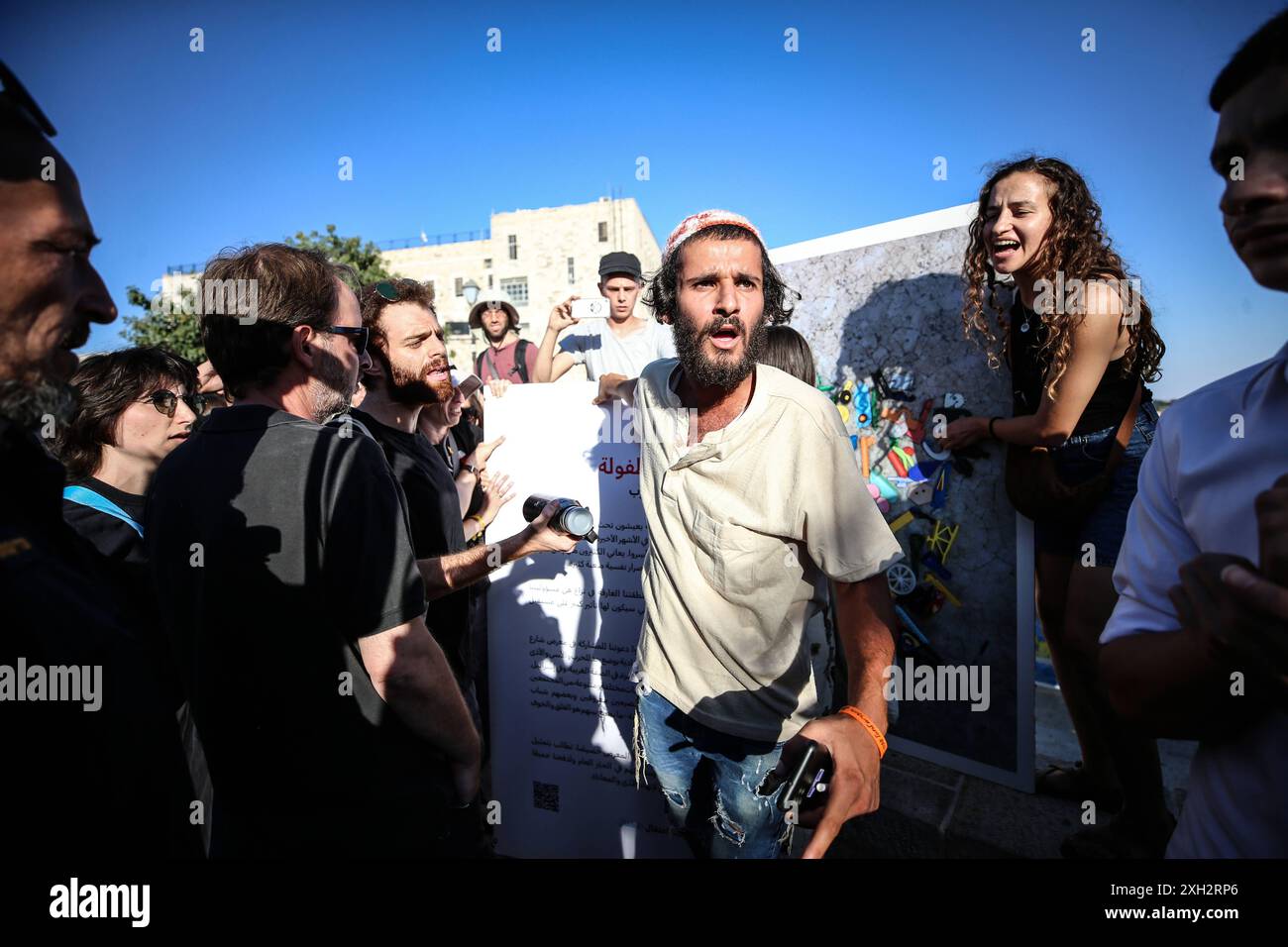 Protestaktionen in jerusalem rechtsextreme Aktivisten greifen israelische Friedensaktivisten während einer Veranstaltung am 11. juli 2024 in jerusalem an. Aufruf zur Freilassung israelischer Geiseln in Gaza und zur Beendigung des Krieges. Foto: saeed qaq Copyright: XSAEEDQAQx AX4X4733 Stockfoto