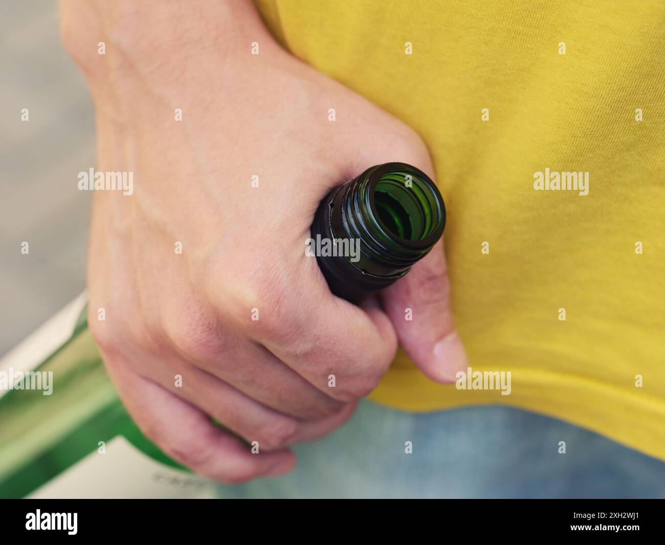 Ein Mann, der eine Flasche Wein in der Hand hält. Nahaufnahme. Stockfoto