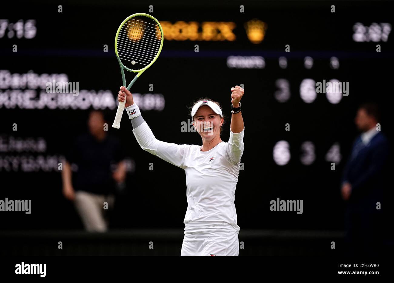 Barbora Krejcikova feiert den Sieg gegen Elena Rybakina (nicht abgebildet) am 11. Tag der Wimbledon Championships 2024 im All England Lawn Tennis and Croquet Club in London. Bilddatum: Donnerstag, 11. Juli 2024. Stockfoto