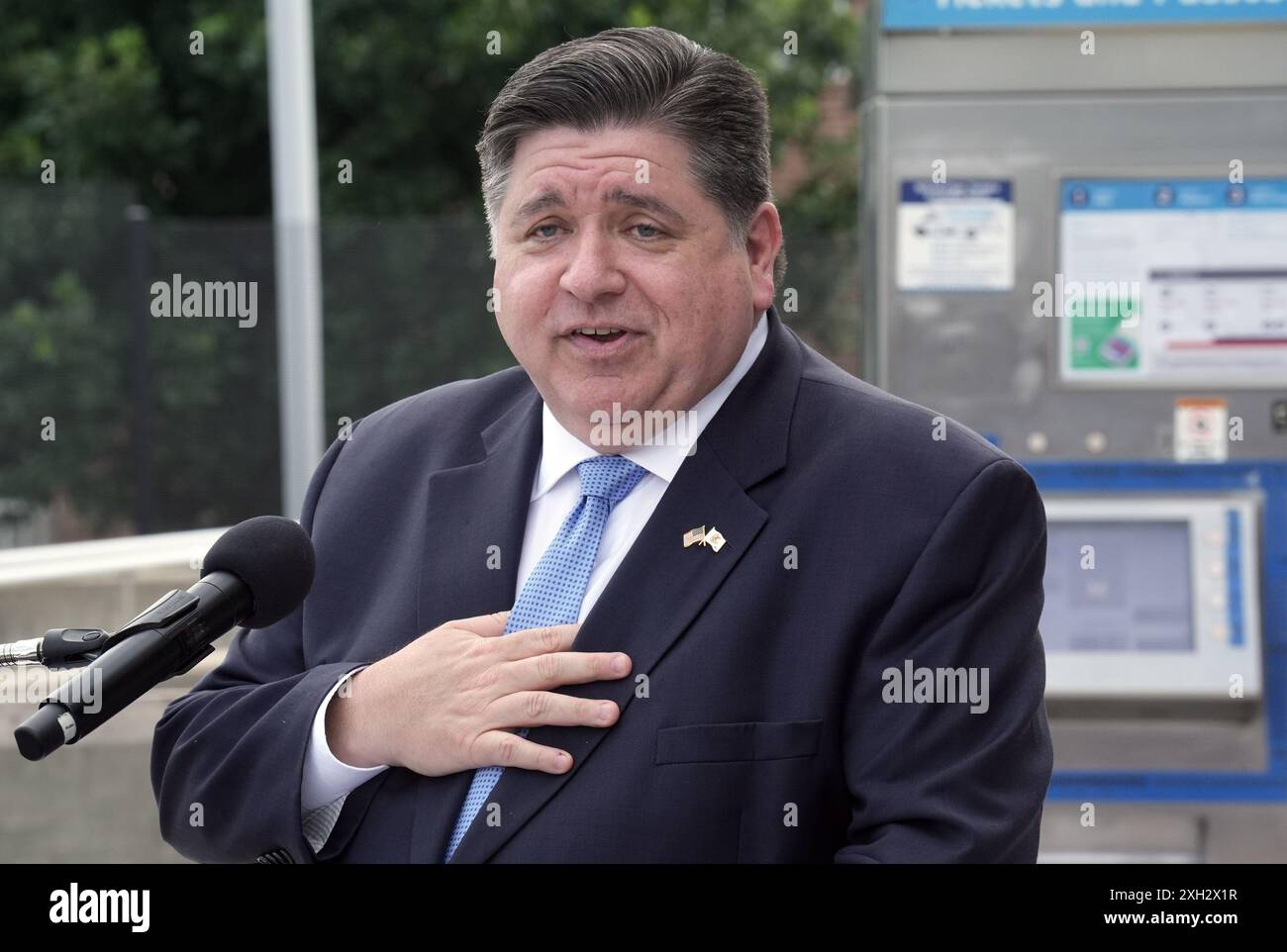 East St. Louis, Usa. Juli 2024. Der Gouverneur von Illinois, JB Pritzker, hält seine Ausführungen bei der Eröffnung des neuen St. Clair County Public Safety Center in East St. Louis, IL, am Donnerstag, den 11. Juli 2024. Foto: Bill Greenblatt/UPI Credit: UPI/Alamy Live News Stockfoto