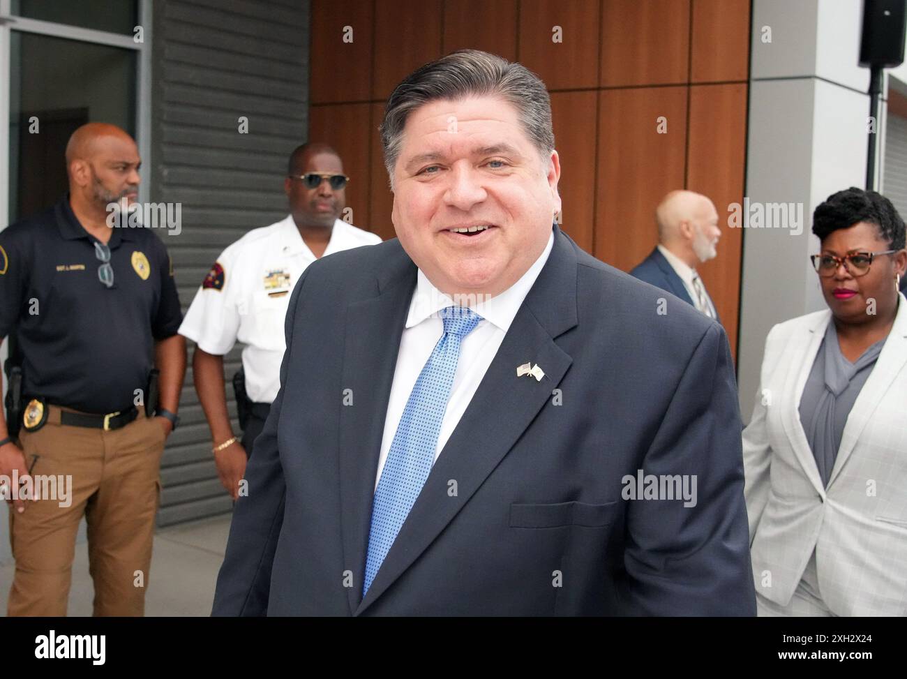 East St. Louis, Usa. Juli 2024. Der Gouverneur von Illinois, JB Pritzker, trifft am Donnerstag, den 11. Juli 2024, zur Eröffnung des neuen St. Clair County Public Safety Center in East St. Louis, IL, ein. Foto: Bill Greenblatt/UPI Credit: UPI/Alamy Live News Stockfoto
