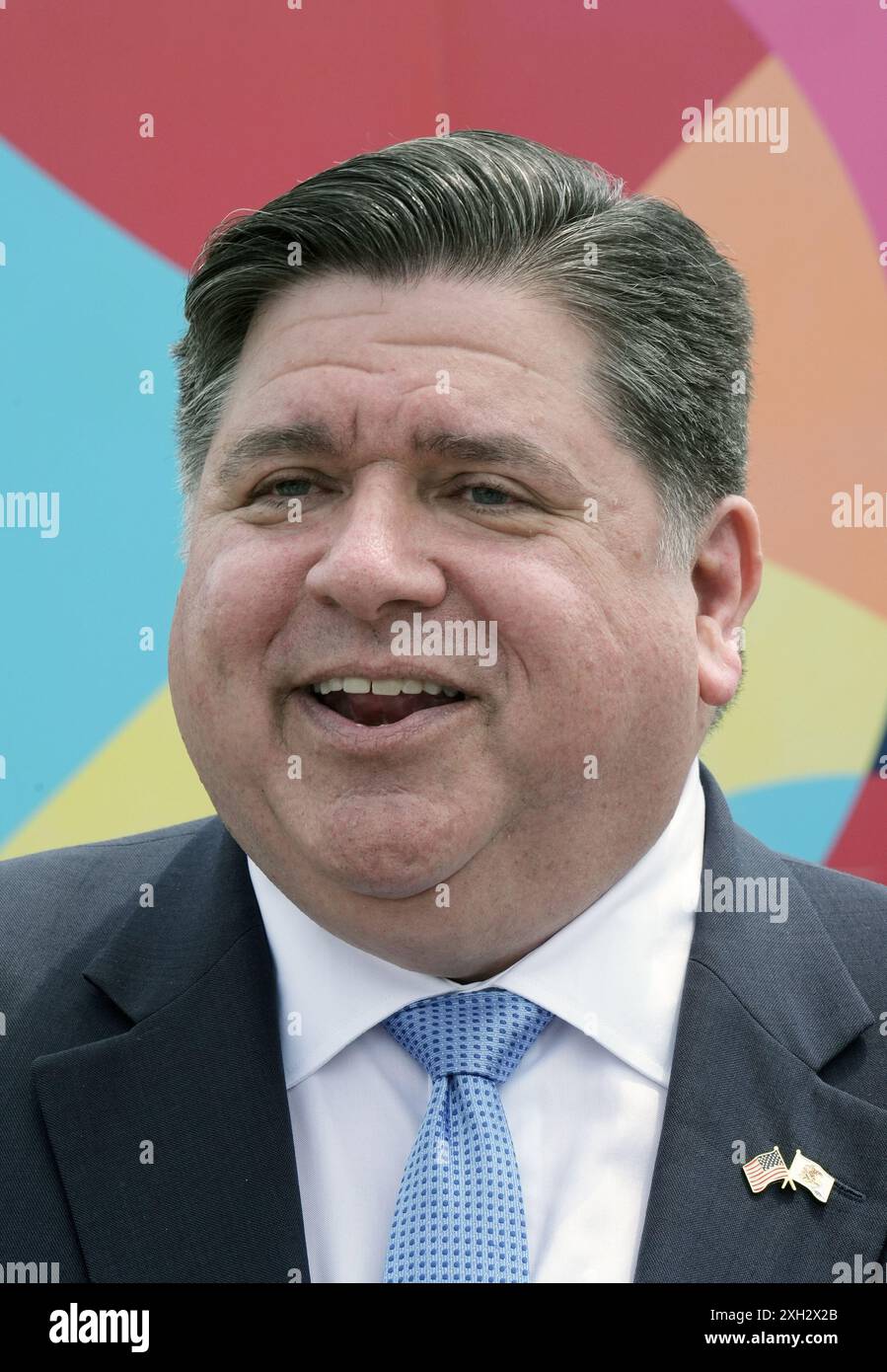 East St. Louis, Usa. Juli 2024. Der Gouverneur von Illinois, JB Pritzker, spricht mit Reportern nach der Eröffnung des neuen St. Clair County Public Safety Center in East St. Louis, IL am Donnerstag, den 11. Juli 2024. Foto: Bill Greenblatt/UPI Credit: UPI/Alamy Live News Stockfoto