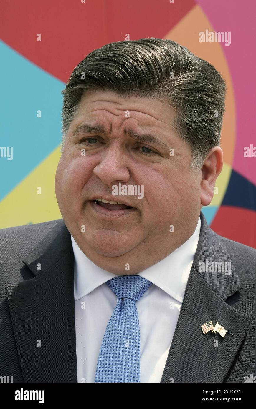 East St. Louis, Usa. Juli 2024. Der Gouverneur von Illinois, JB Pritzker, spricht mit Reportern nach der Eröffnung des neuen St. Clair County Public Safety Center in East St. Louis, IL am Donnerstag, den 11. Juli 2024. Foto: Bill Greenblatt/UPI Credit: UPI/Alamy Live News Stockfoto