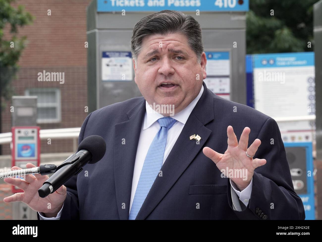 East St. Louis, Usa. Juli 2024. Der Gouverneur von Illinois, JB Pritzker, hält seine Ausführungen bei der Eröffnung des neuen St. Clair County Public Safety Center in East St. Louis, IL, am Donnerstag, den 11. Juli 2024. Foto: Bill Greenblatt/UPI Credit: UPI/Alamy Live News Stockfoto