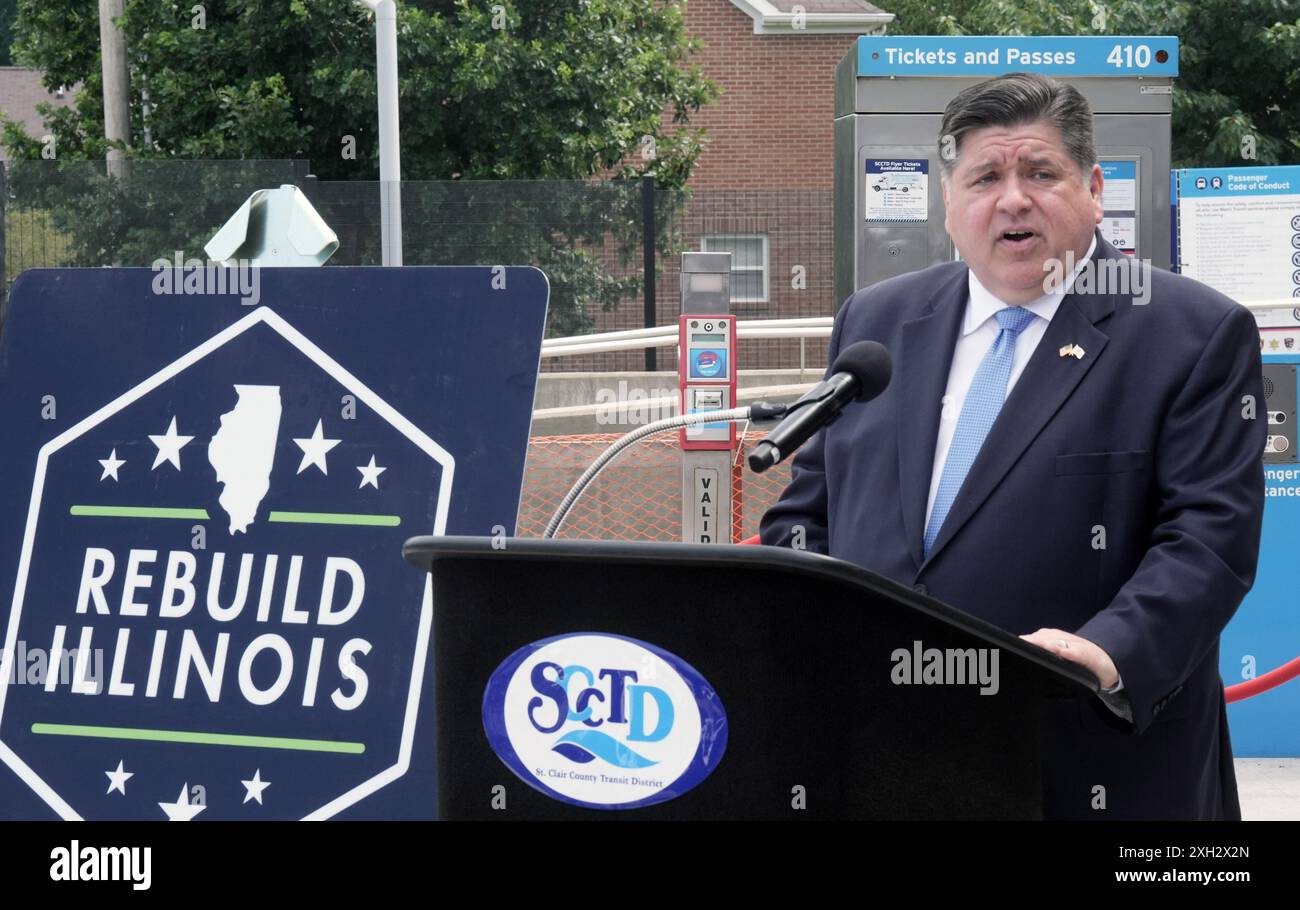 East St. Louis, Usa. Juli 2024. Der Gouverneur von Illinois, JB Pritzker, hält seine Ausführungen bei der Eröffnung des neuen St. Clair County Public Safety Center in East St. Louis, IL, am Donnerstag, den 11. Juli 2024. Foto: Bill Greenblatt/UPI Credit: UPI/Alamy Live News Stockfoto