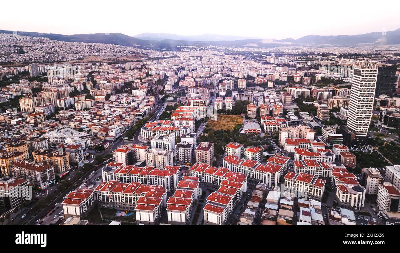 Izmir, Türkei. Juli 2024. Eine Vogelperspektive auf Izmir, eine moderne Metropole mit alten und neuen Gebäuden Credit: İdil Toffolo/Alamy Live News Stockfoto