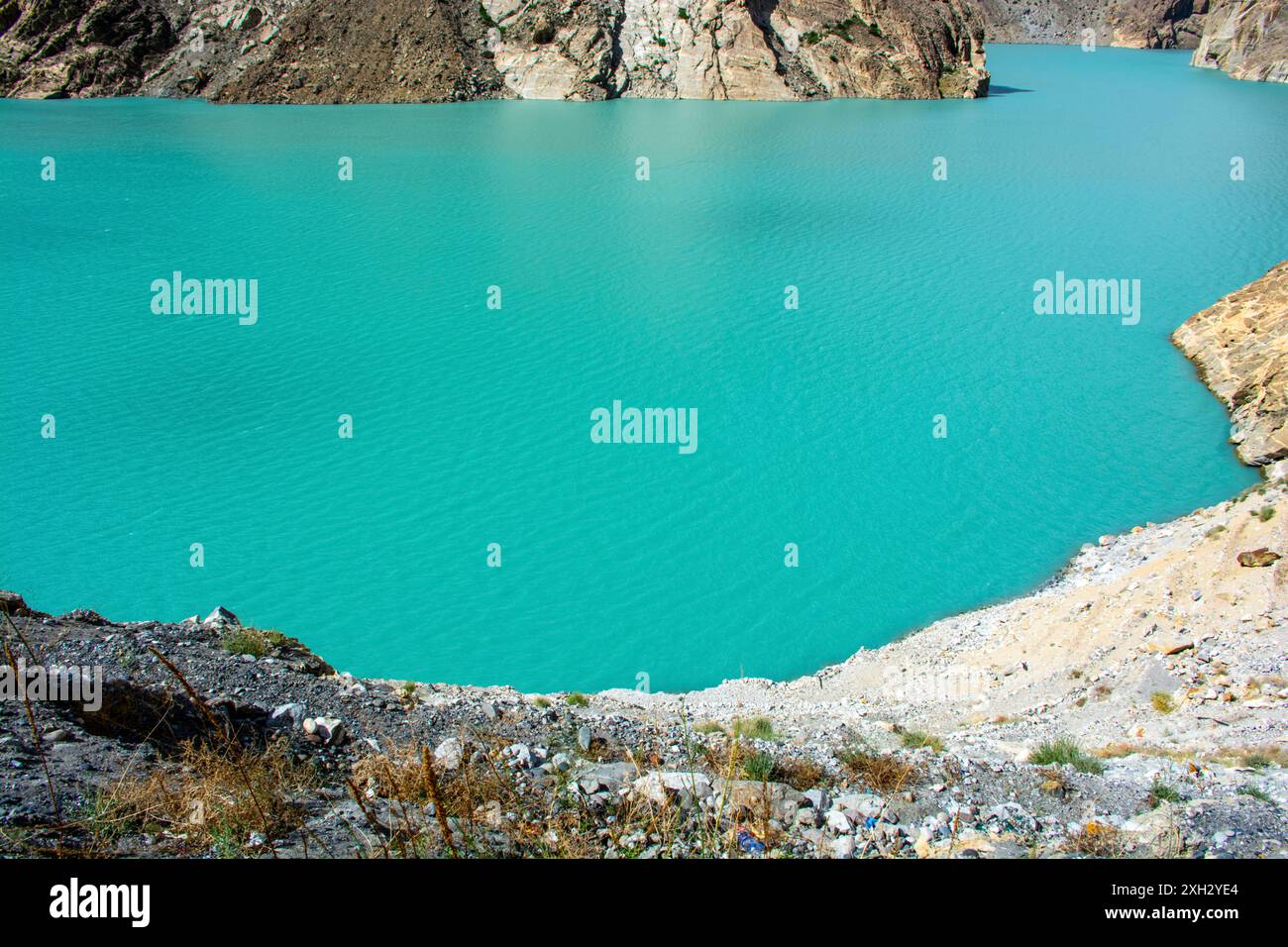 Majestätischer Blick auf einen See im Hunza-Tal Stockfoto