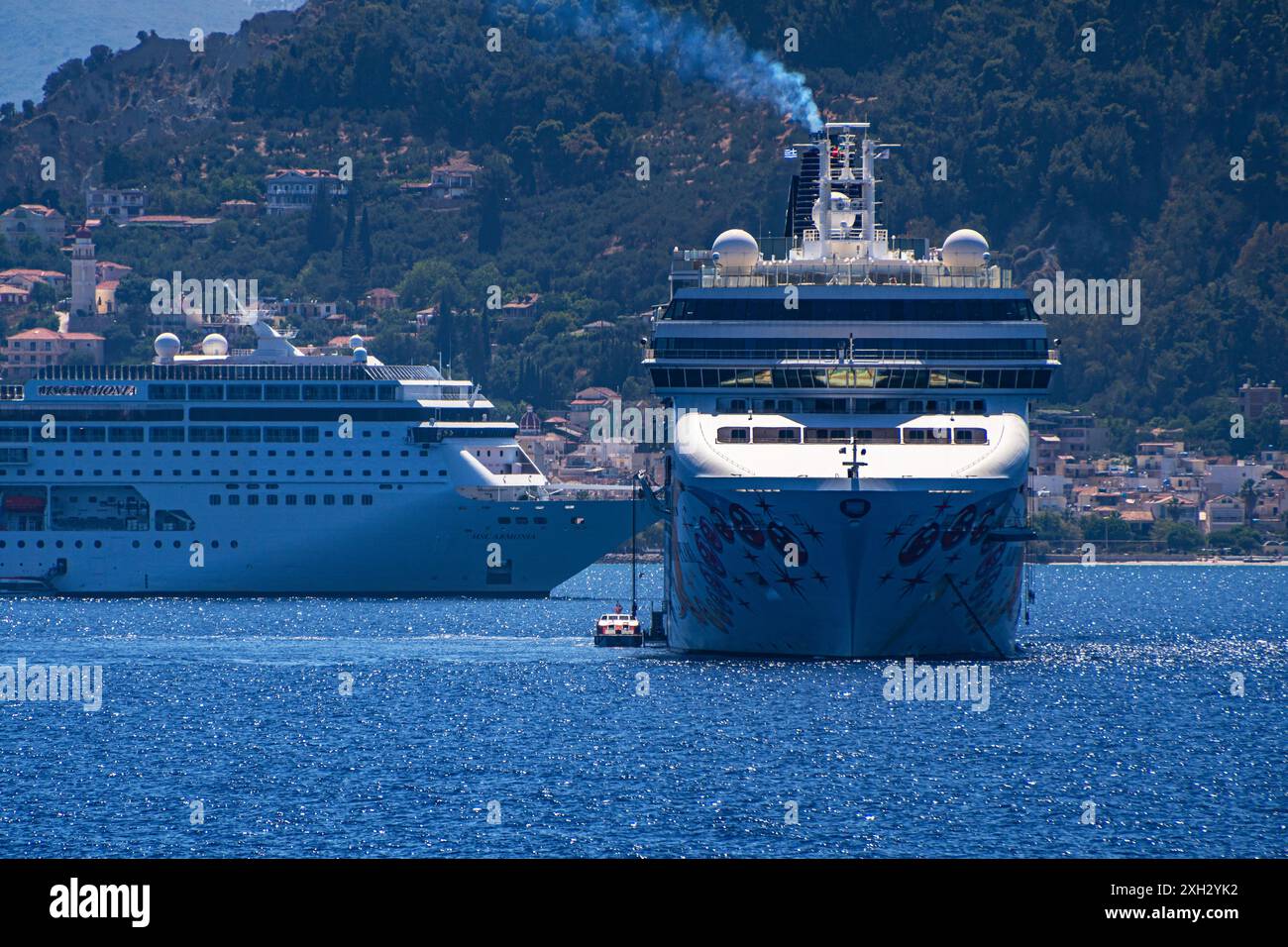 ZAKYNTHOS, GRIECHENLAND - 8. JUNI 2024: Norwegian Pearl und MSC Armonia Cruise Ship vor der Insel Zakynthos im Ionischen Meer im Westen Griechenlands vor Anker. Stockfoto