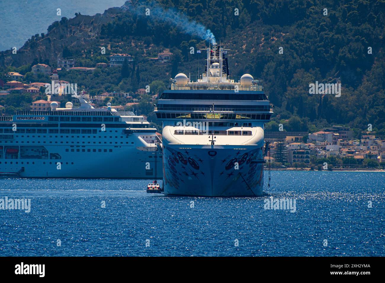 ZAKYNTHOS, GRIECHENLAND - 8. JUNI 2024: Norwegian Pearl und MSC Armonia Cruise Ship vor der Insel Zakynthos im Ionischen Meer im Westen Griechenlands vor Anker. Stockfoto
