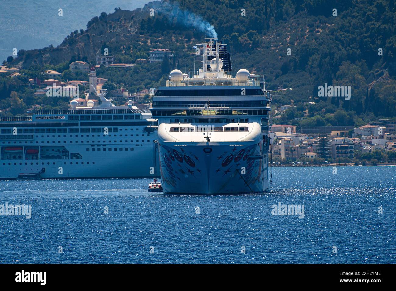 ZAKYNTHOS, GRIECHENLAND - 8. JUNI 2024: Norwegian Pearl und MSC Armonia Cruise Ship vor der Insel Zakynthos im Ionischen Meer im Westen Griechenlands vor Anker. Stockfoto