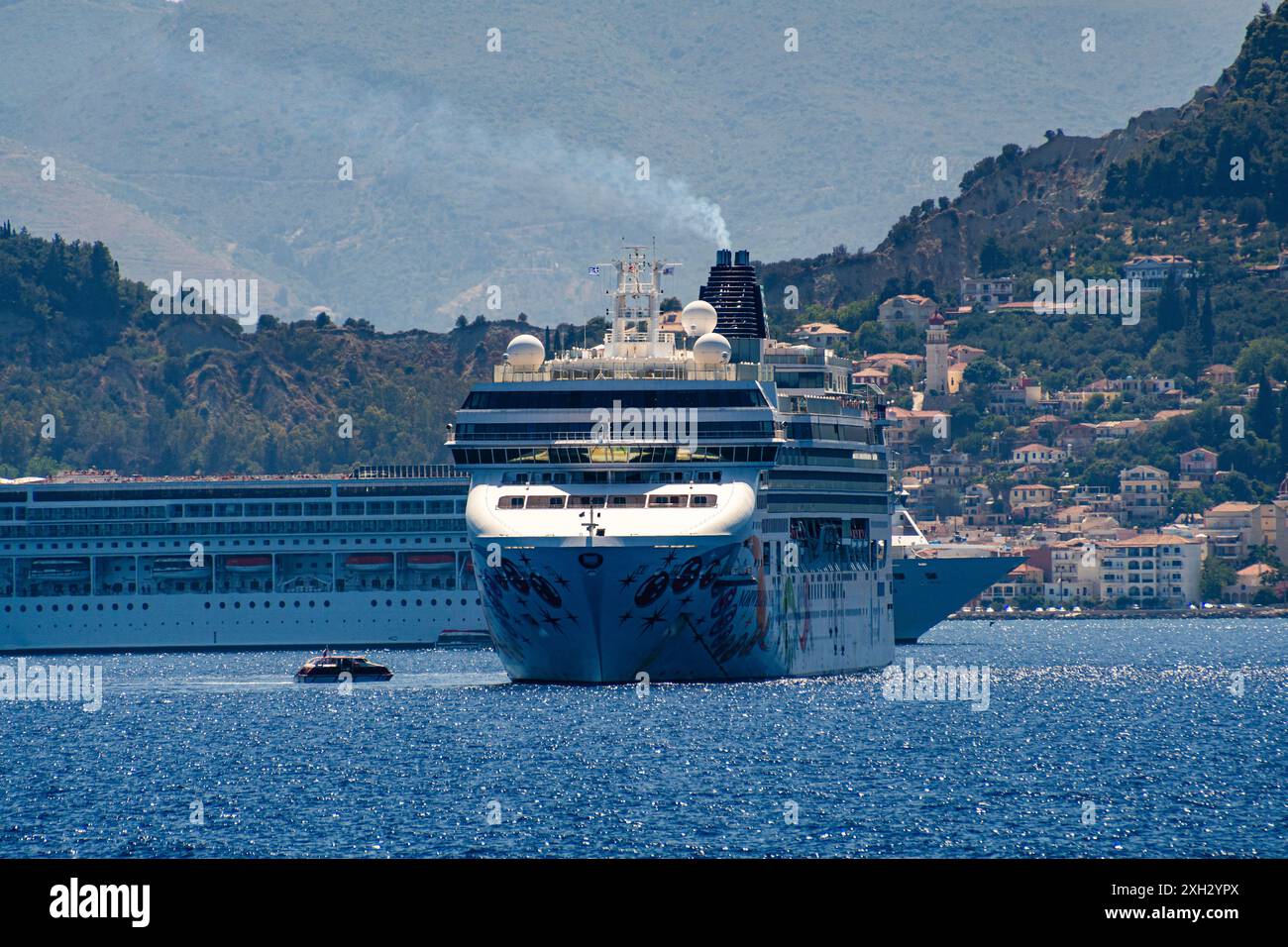 ZAKYNTHOS, GRIECHENLAND - 8. JUNI 2024: Norwegian Pearl und MSC Armonia Cruise Ship vor der Insel Zakynthos im Ionischen Meer im Westen Griechenlands vor Anker. Stockfoto