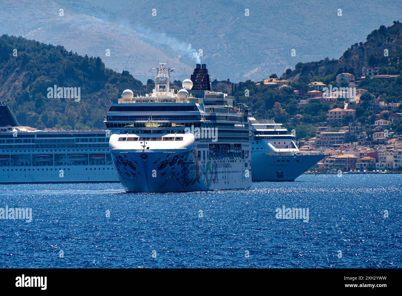 ZAKYNTHOS, GRIECHENLAND - 8. JUNI 2024: Norwegian Pearl und MSC Armonia Cruise Ship vor der Insel Zakynthos im Ionischen Meer im Westen Griechenlands vor Anker. Stockfoto
