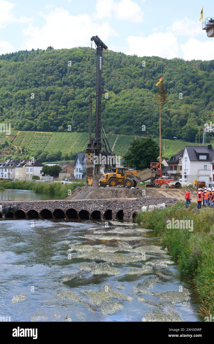 Dernau, Deutschland. Juli 2024. Schwere Maschinen werden für den Wiederaufbau der Eisenbahnstrecke durch das Ahrtal eingesetzt. Vor drei Jahren kamen am Abend der Überschwemmung 135 Menschen ums Leben. Quelle: Thomas Frey/dpa/Alamy Live News Stockfoto