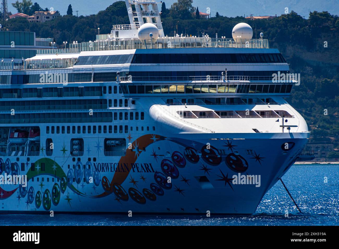 ZAKYNTHOS, GRIECHENLAND - 8. JUNI 2024: Norwegisches Kreuzfahrtschiff mit Perle, das die Insel Zakynthos verlässt. Norwegisches Kreuzfahrtschiff in Zakynthos. Stockfoto