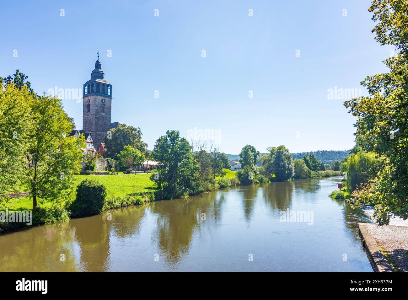 Bad Sooden-Allendorf: fluss Werra, Kirche St. Crucis in Allendorf in Nordhessen, Hessen, Deutschland Stockfoto