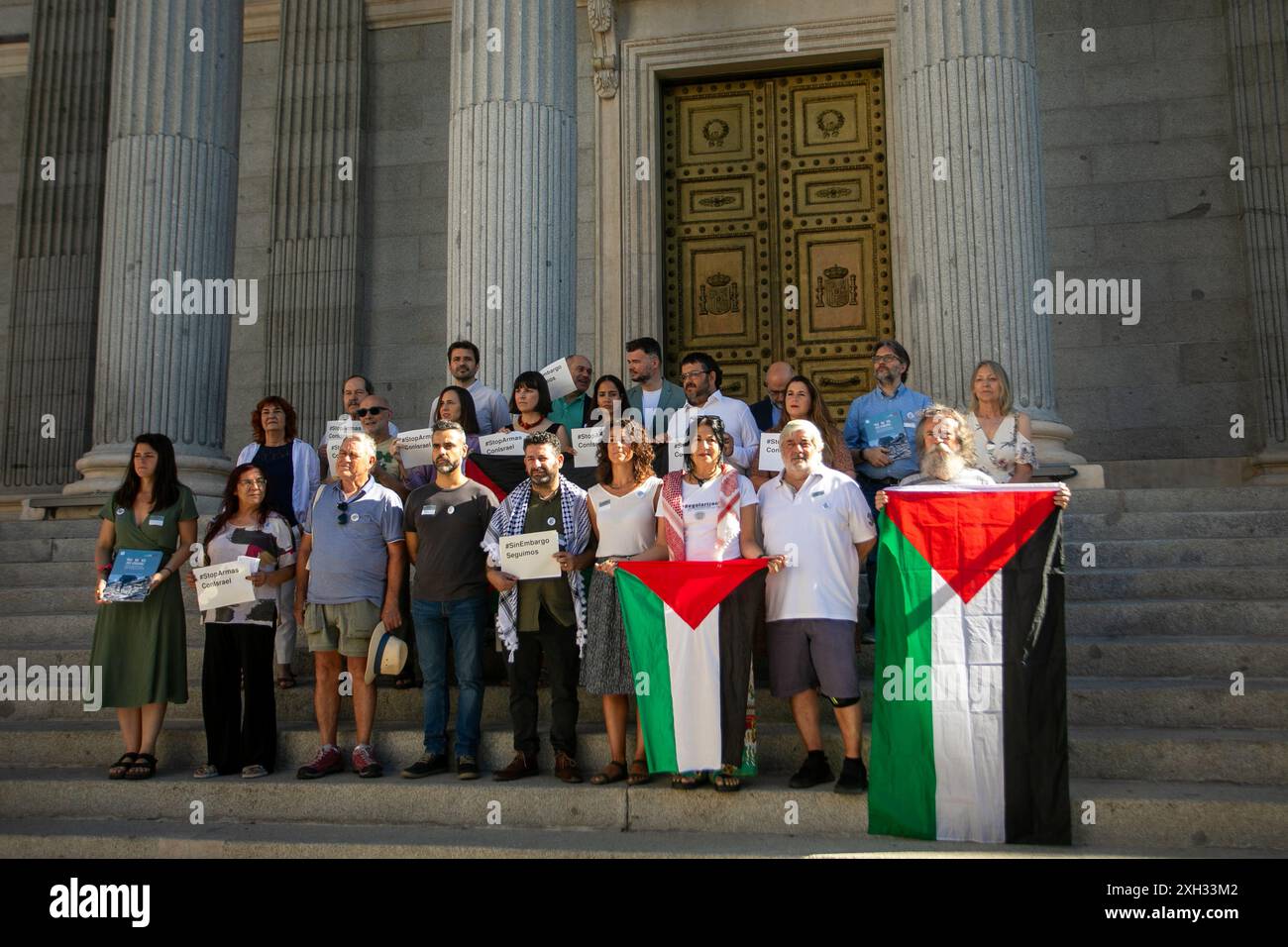 Madrid, Spanien. Juli 2024. Eine Gruppe von Aktivisten und Politikern posiert auf den Stufen des Abgeordnetenkongresses. Vertreter von mehr als 500 Organisationen, Gewerkschaften und Nachbarschaftsverbänden der Kampagne "Ende des Waffenhandels mit Israel" haben im Abgeordnetenkongress einen Vorschlag zur Aufnahme des Militärembargos in die spanische Gesetzgebung eingereicht. Mit der Einführung dieser gesetzlichen Zahl wäre es möglich, den Kauf und Verkauf von Waffen und Verteidigungsmaterial an Israel zu unterbrechen. Quelle: SOPA Images Limited/Alamy Live News Stockfoto