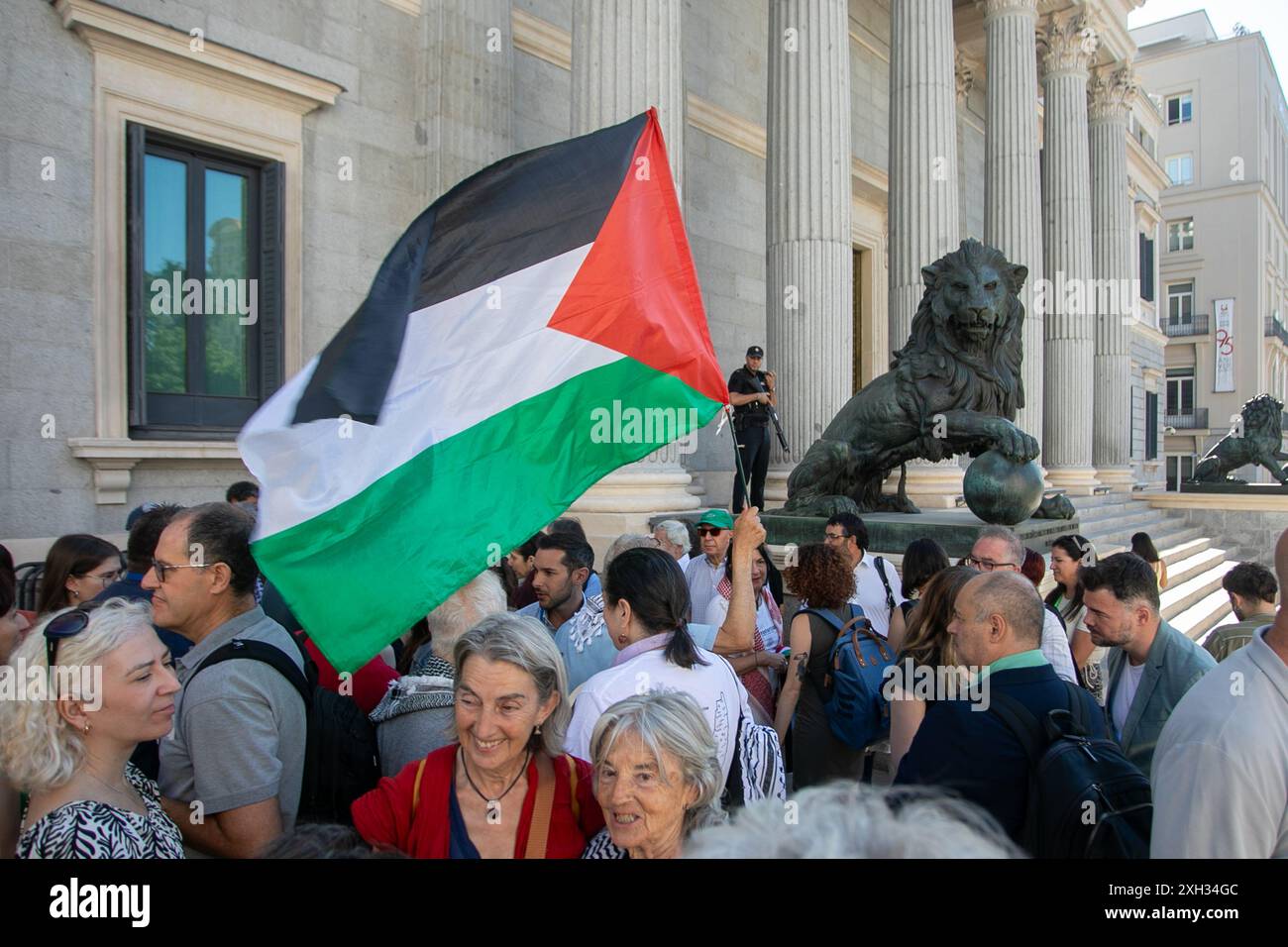 Madrid, Spanien. Juli 2024. Ein Mann trägt eine palästinensische Flagge vor dem Abgeordnetenkongress. Vertreter von mehr als 500 Organisationen, Gewerkschaften und Nachbarschaftsverbänden der Kampagne "Ende des Waffenhandels mit Israel" haben im Abgeordnetenkongress einen Vorschlag zur Aufnahme des Militärembargos in die spanische Gesetzgebung eingereicht. Mit der Einführung dieser gesetzlichen Zahl wäre es möglich, den Kauf und Verkauf von Waffen und Verteidigungsmaterial an Israel zu unterbrechen. (Foto: David Canales/SOPA Images/SIPA USA) Credit: SIPA USA/Alamy Live News Stockfoto Madrid, Spanien. Juli 2024. Ein Mann trägt eine palästinensische Flagge vor dem Abgeordnetenkongress. Vertreter von mehr als 500 Organisationen, Gewerkschaften und Nachbarschaftsverbänden der Kampagne "Ende des Waffenhandels mit Israel" haben im Abgeordnetenkongress einen Vorschlag zur Aufnahme des Militärembargos in die spanische Gesetzgebung eingereicht. Mit der Einführung dieser gesetzlichen Zahl wäre es möglich, den Kauf und Verkauf von Waffen und Verteidigungsmaterial an Israel zu unterbrechen. (Foto: David Canales/SOPA Images/SIPA USA) Credit: SIPA USA/Alamy Live News Stockfoto