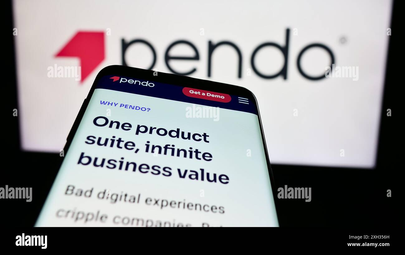 Smartphone mit Website des US-Softwareunternehmens Pendo.io Inc. Vor dem Firmenlogo. Fokussieren Sie sich oben links auf der Telefonanzeige. Stockfoto