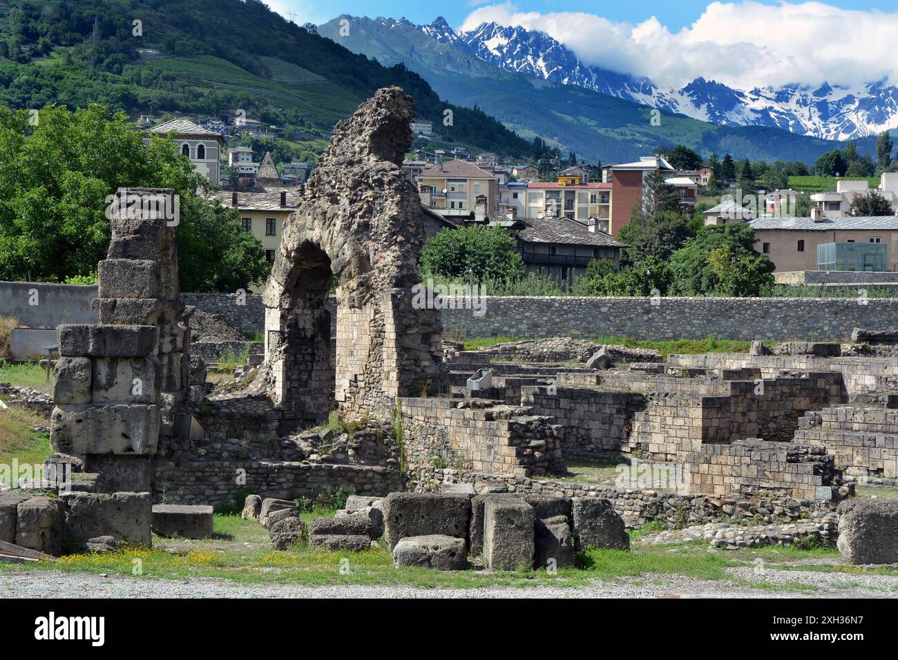 Aosta, Aostatal, Italien -07-01-2024- die Ruinen des antiken römischen Theaters mit Alpen im Hintergrund. Stockfoto