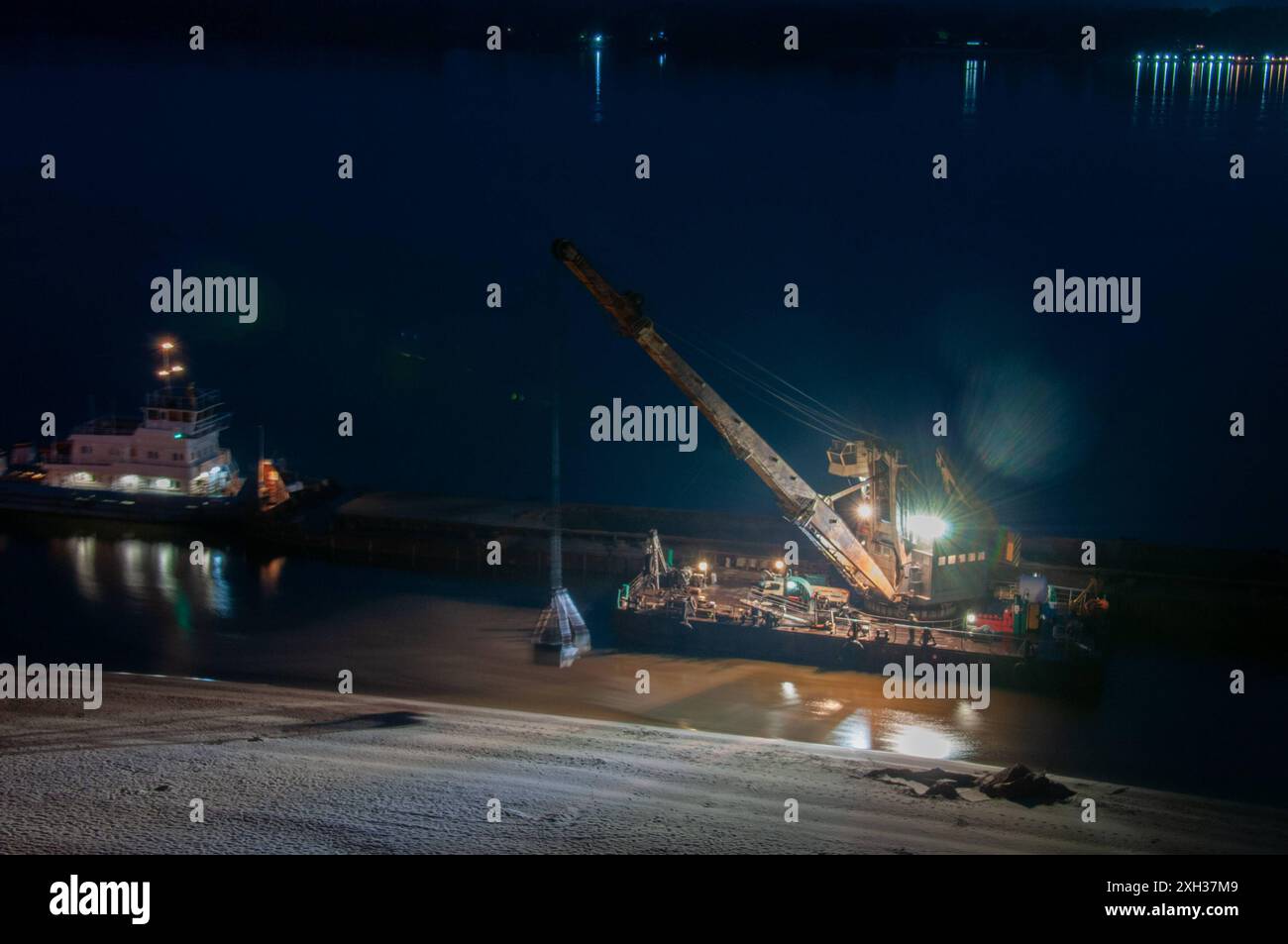 Sandlieferung zu den Stränden in Samara Ein Gantry-Schwenkkran lädt Sand von einem Lastkahn auf die Küste Samara Samara Russland Copyright: XS Stockfoto