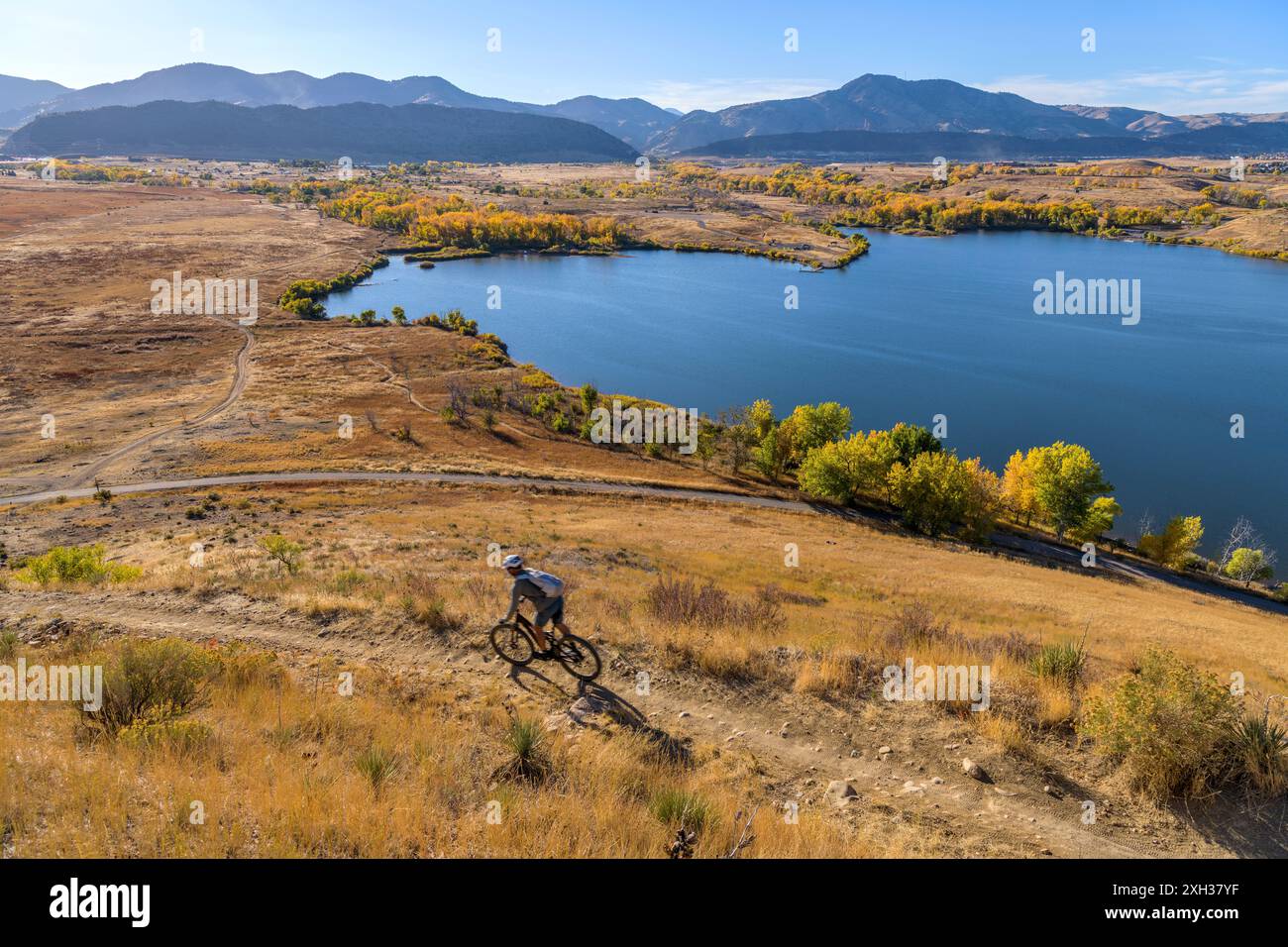 Herbst Mountain Park – Ein sonniger Herbsttag im Bear Creek Lake Park, Denver-Lakewood, Colorado, USA. Stockfoto