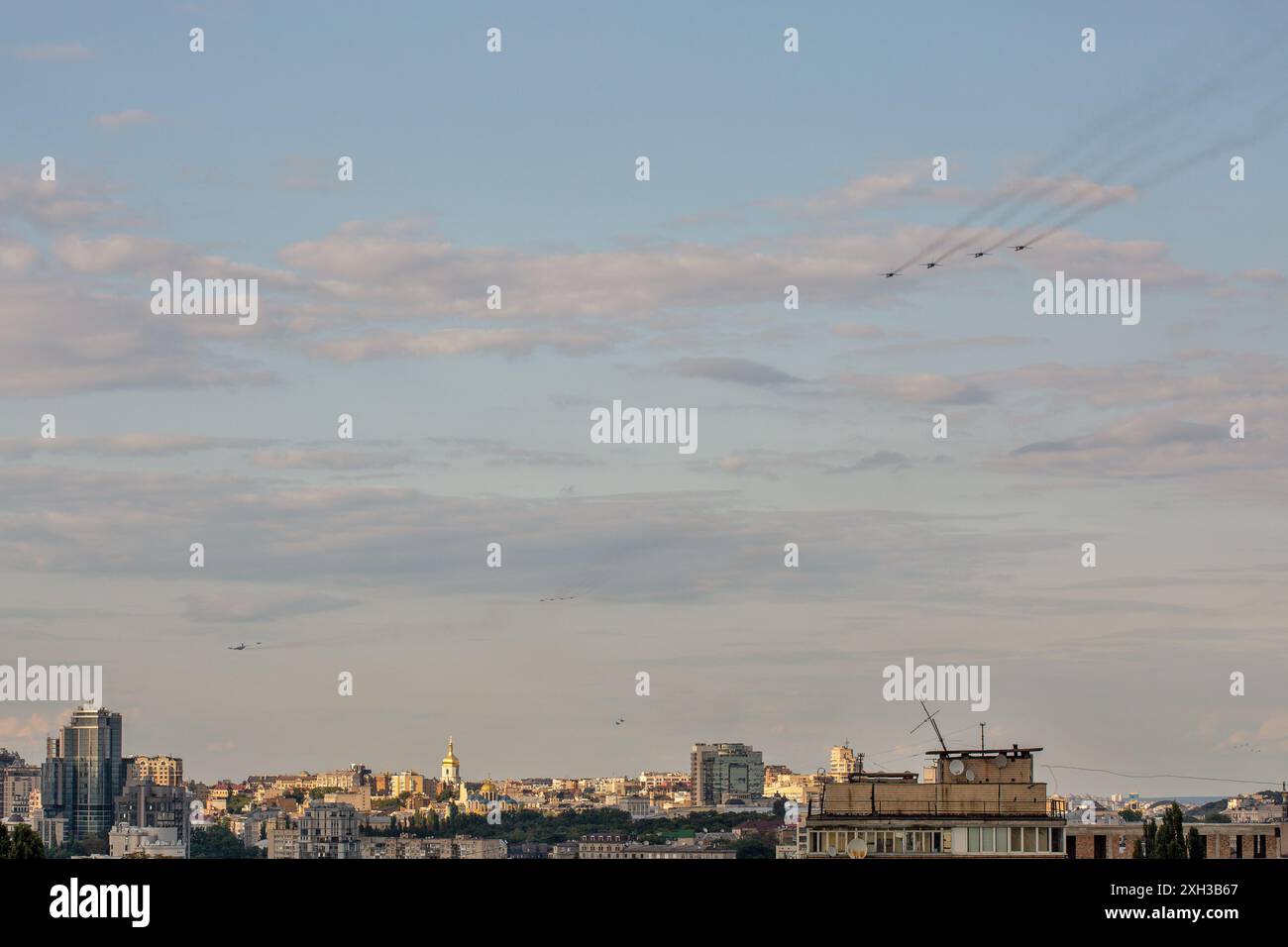 Luftbild im Sommer mit fliegenden Militärflugzeugen während der Parade zum Unabhängigkeitstag der Ukraine. Stockfoto