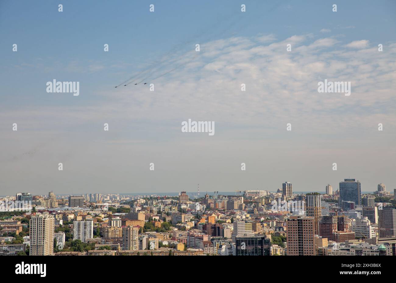 Luftbild im Sommer mit fliegenden Militärflugzeugen während der Parade zum Unabhängigkeitstag der Ukraine. Stockfoto