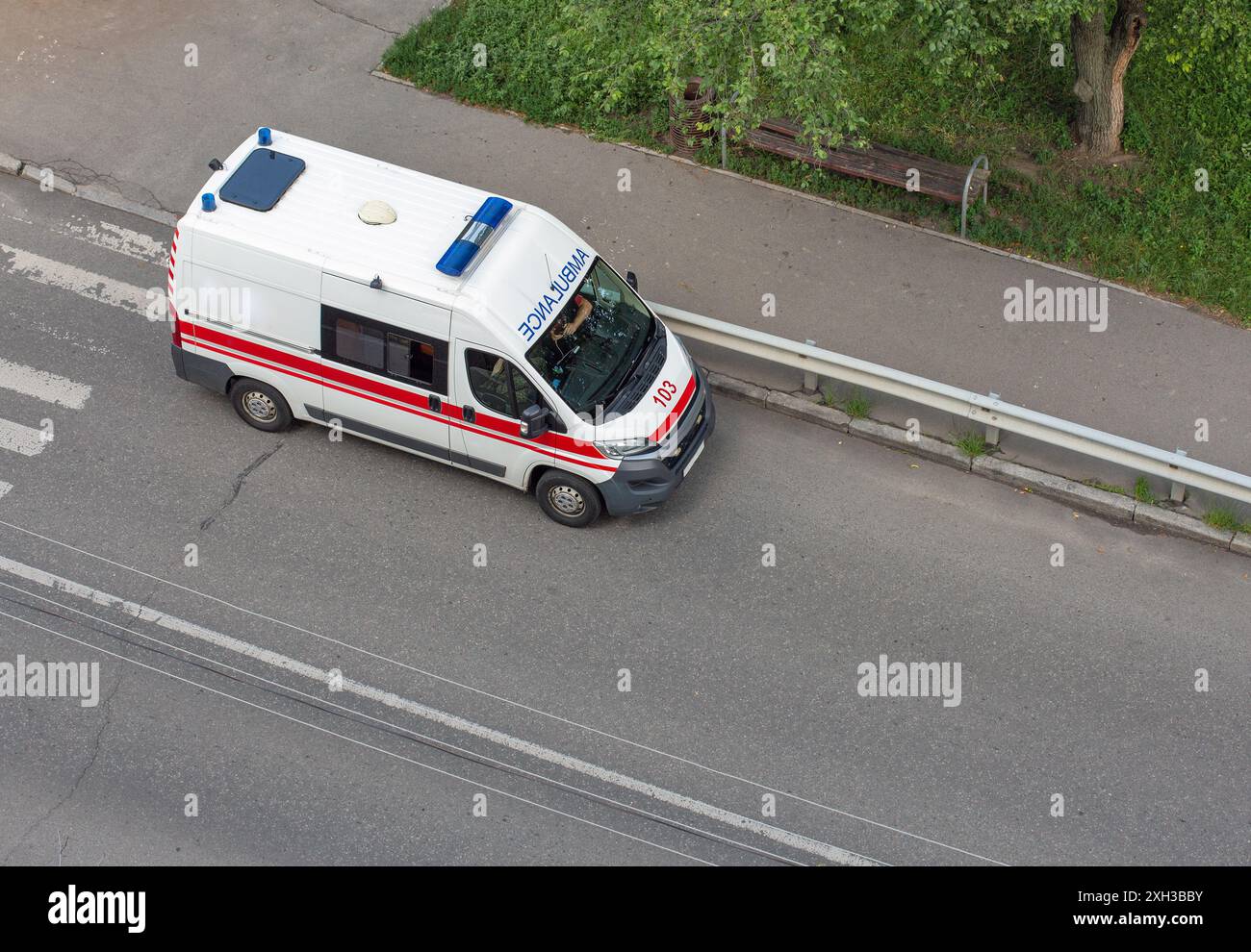 Kommunaler Krankenwagen auf einer Straße in einem Stadtpark, Draufsicht. Stockfoto