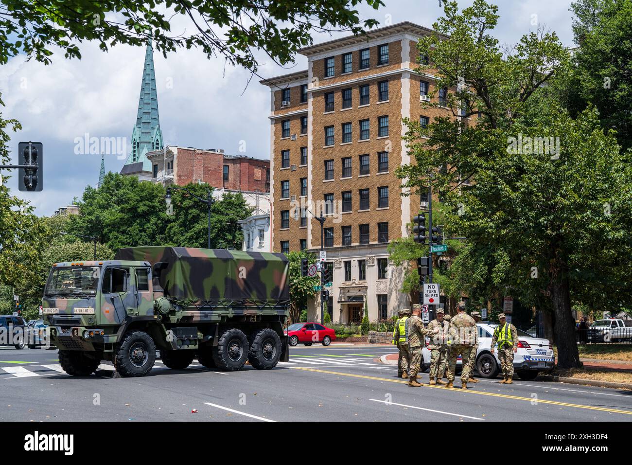Washington, DC, USA – 10. Juli 2024. Während eines von den USA gesponserten NATO-Gipfels blockiert ein militärischer Lastwagen eine Straße aus Sicherheitsgründen; US-Militärs Stockfoto