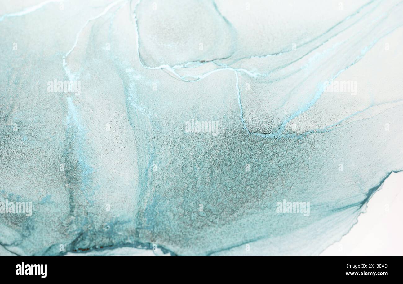 Ein abstraktes Aquarellgemälde mit einer ruhigen Mischung aus Aqua-, Blau- und Weißtönen. Die wirbelnden Muster erzeugen eine beruhigende und ätherische Wirkung Stockfoto