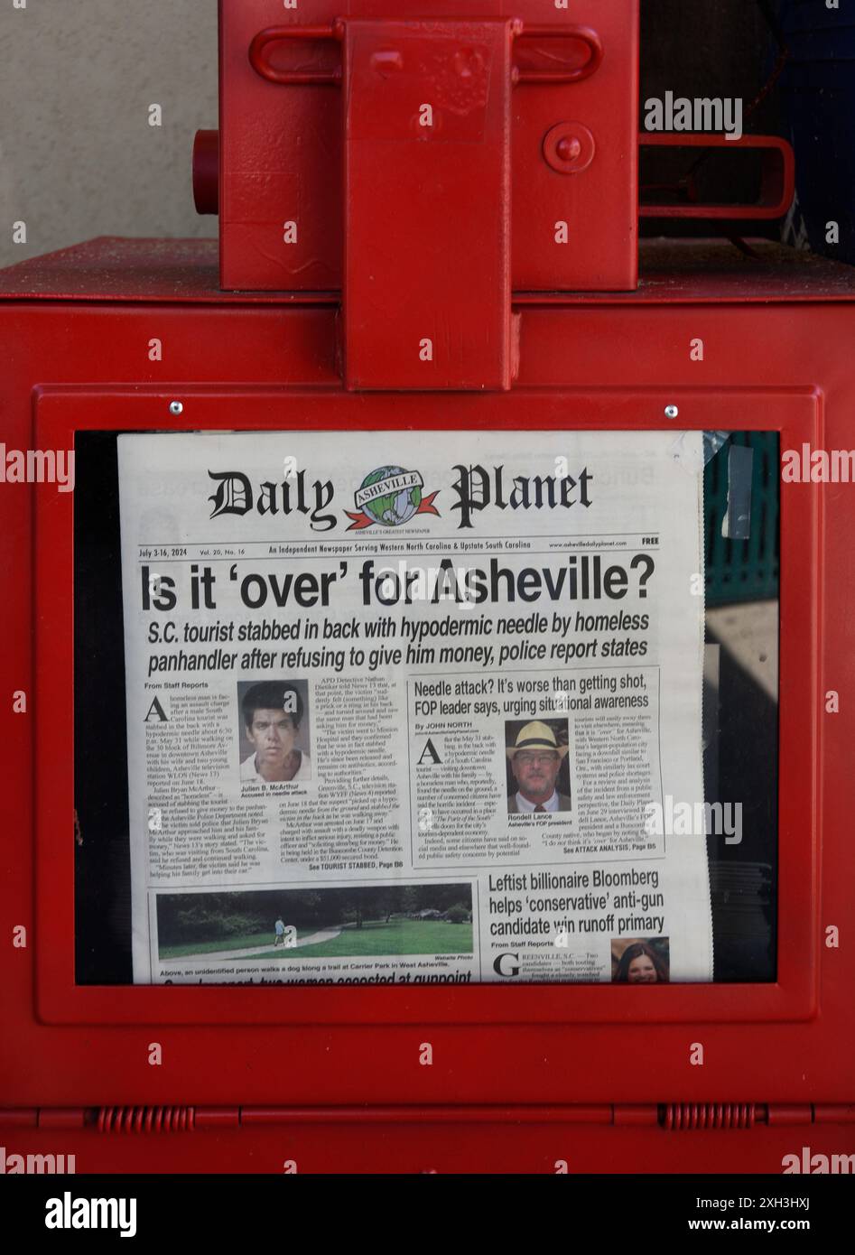 Eine alternative Zeitung, The Daily Planet, mit kritischen Kritikern über Asheville, North Carolina, zum Verkauf im nahe gelegenen Hendersonville. Stockfoto