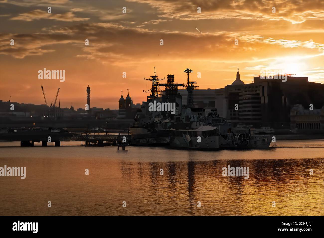 Die Themse bei Sonnenuntergang in London Stockfoto