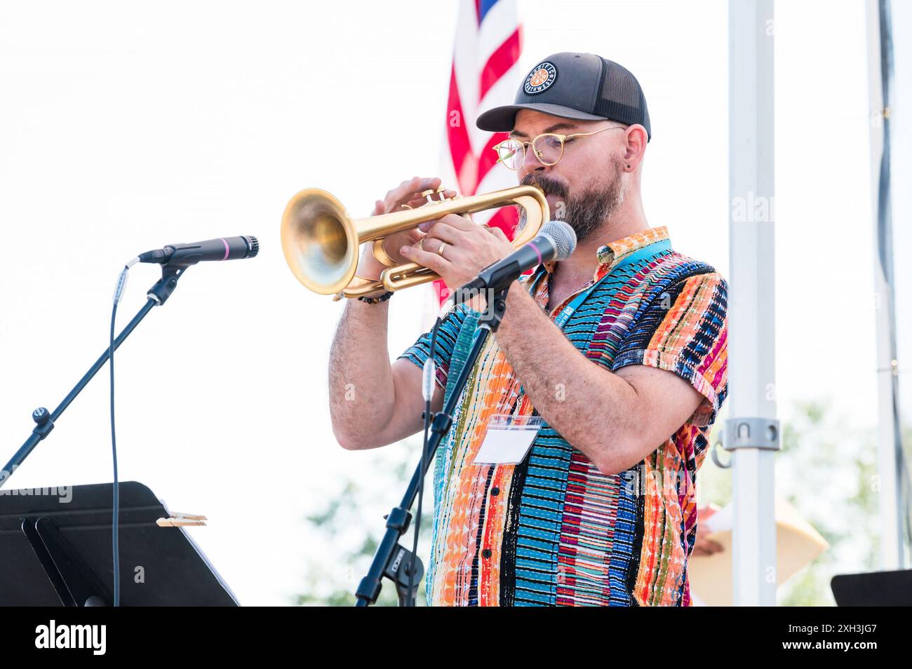 Während des Blaine Harbor Music Festivals tritt ein Jazz-Trompeter auf. Die kanadische Grenzstadt Blaine Washington, USA. Stockfoto