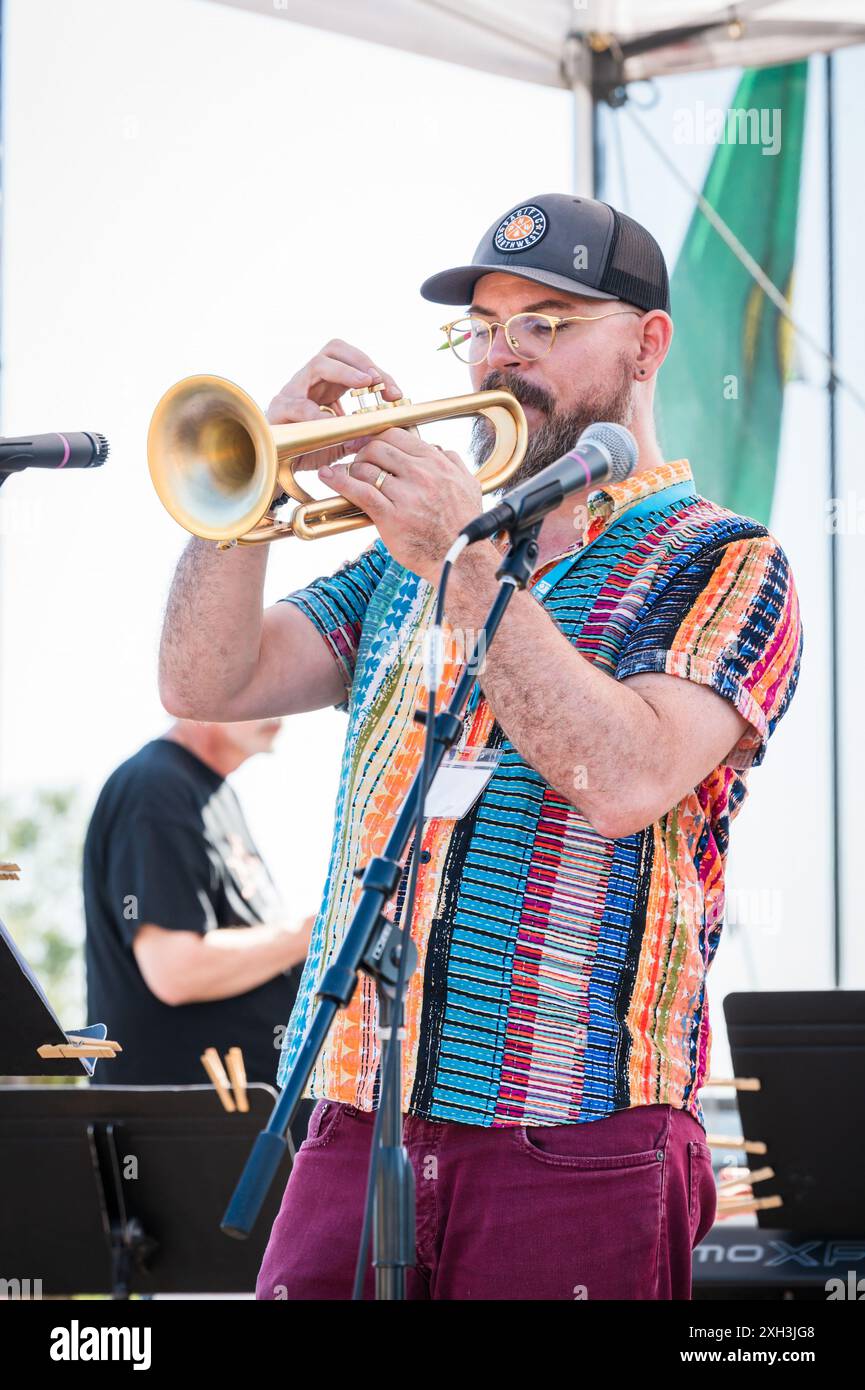 Während des Blaine Harbor Music Festivals tritt ein Jazz-Trompeter auf. Die kanadische Grenzstadt Blaine Washington, USA. Stockfoto