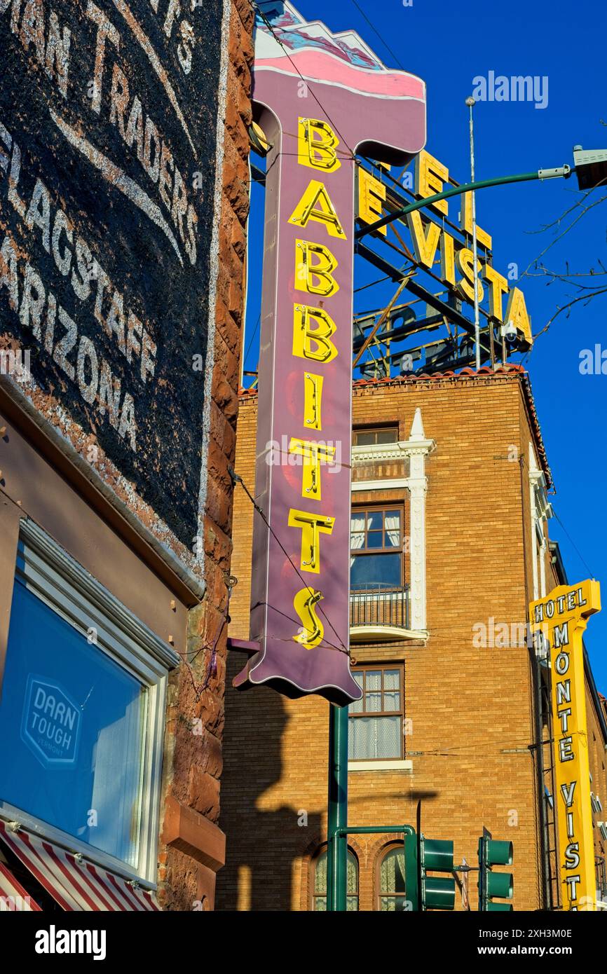 Beschilderung an historischen Backsteingebäuden in der historischen Innenstadt von Flagstaff Arizona – April 2024 Stockfoto