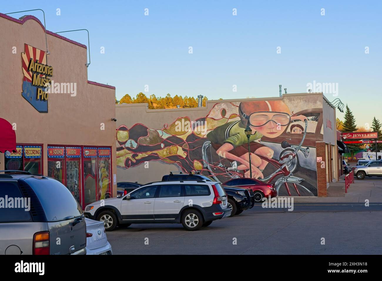 Wandgemälde bei absolute Bikes auf der berühmten Route 66 im Stadtzentrum von Flagstaff Arizona – April 2024 Stockfoto