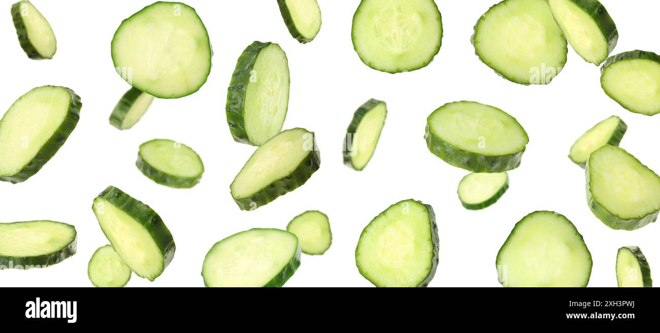 Frische Gurkenscheiben in Luft auf weißem Hintergrund. Bannerdesign Stockfoto