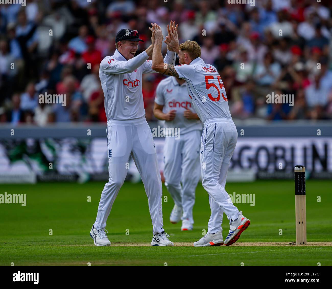 LONDON, VEREINIGTES KÖNIGREICH. 11. Juli, 24. Ben Stokes of England (rechts) feiert mit seinen Teamkollegen, nachdem er 200 Wickets und 6000 Runs im 2. Tag-Spiel während des 1. Rothesay Test Matches England Men vs. West Indies am Donnerstag, den 11. Juli 2024 in LONDON erreicht hat. Quelle: Taka Wu/Alamy Live News Stockfoto