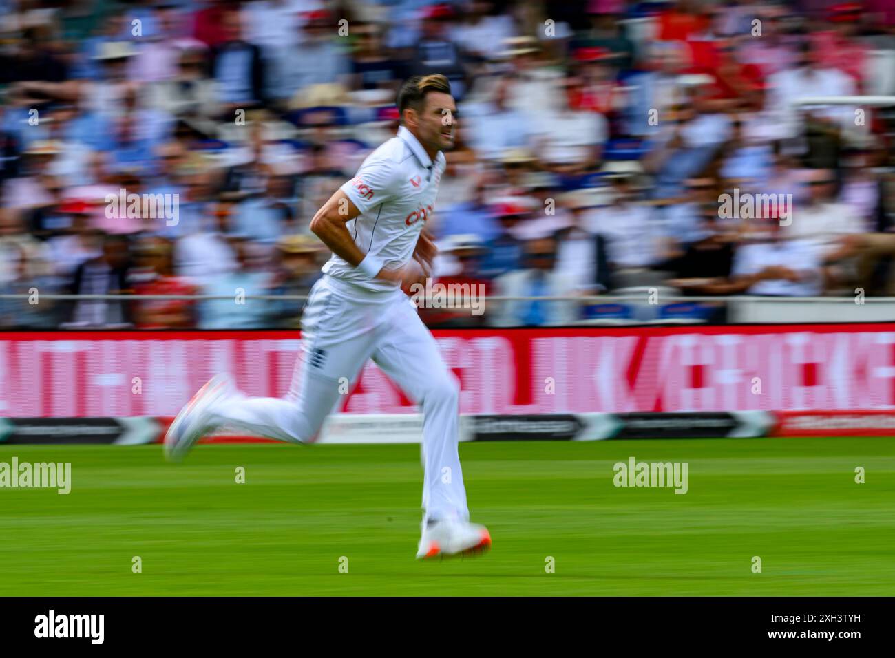 LONDON, VEREINIGTES KÖNIGREICH. 11. Juli, 24. James Anderson aus England im zweiten Tag während des 1. Rothesay Test Matches auf dem Lord's Cricket Ground am Donnerstag, den 11. Juli 2024 in LONDON ENGLAND. Quelle: Taka Wu/Alamy Live News Stockfoto