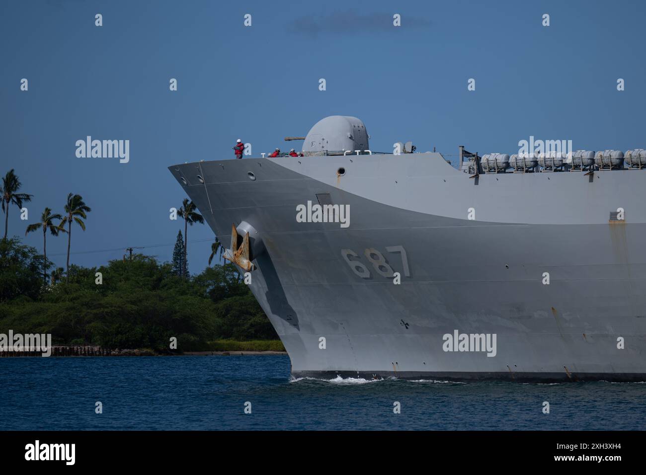 Das Panzerlandeschiff der Chon Wang Bong-Klasse ROKN Cheon Ja Bong (LST-687) startet von der Joint Base Pearl Harbor-Hickam, Hawaii, um die Force Integration Phase der Übung Rim of the Pacific (RIMPAC) 2024 am 10. Juli zu beginnen. 29 Nationen, 40 Überlandschiffe, drei U-Boote, 14 nationale Landstreitkräfte, mehr als 150 Flugzeuge und 25.000 Mitarbeiter nehmen vom 27. Juni bis 1. August an der RIMPAC Teil. RIMPAC ist die weltweit größte internationale maritime Übung und bietet eine einzigartige Ausbildungsmöglichkeit, während gleichzeitig kooperative Beziehungen von amo gefördert und gepflegt werden Stockfoto