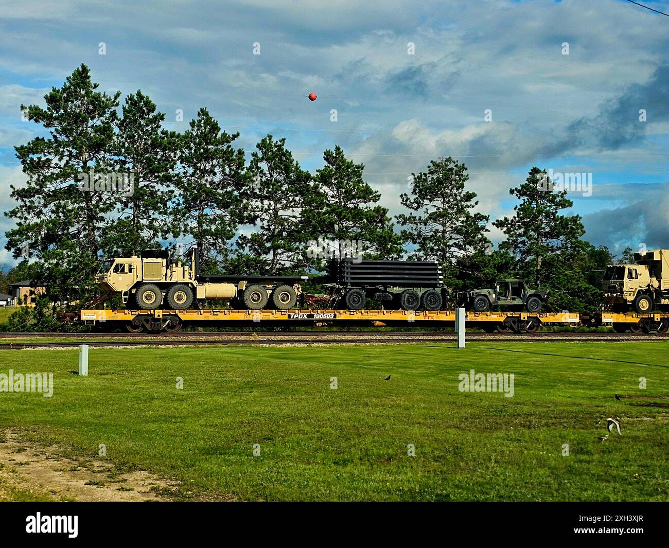 Einige der mehr als 800 Ausrüstungsgegenstände und Fahrzeuge des 32. Infanterie-Brigade-Kampfteams der Wisconsin National Guard, die auf Triebwagen geladen sind, werden am 5. Juli 2024 als Teil einer Eisenbahnbewegung in Fort McCoy, Wiss, gezeigt. Die Ausrüstung kehrte von der Trainingsrotation zurück, die 32. War ein Teil der im Süden der Vereinigten Staaten. Die Bewegung, die von der 32. Und der Wisconsin National Guard durchgeführt und koordiniert und von Fort McCoy unterstützt wurde, war die größte ihrer Art in der Geschichte der Wisconsin Guard, sagten Beamte. (Foto: Scott T. Sturkol, Public Affairs Office, Fort McCoy, Wis Stockfoto