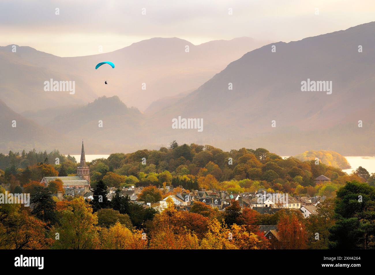 Nationalpark Lake District, Cumbria, England. Gleitschirm über Keswick Stadt und Derwentwater. Süden in Richtung Borrowdale. Herbst Stockfoto